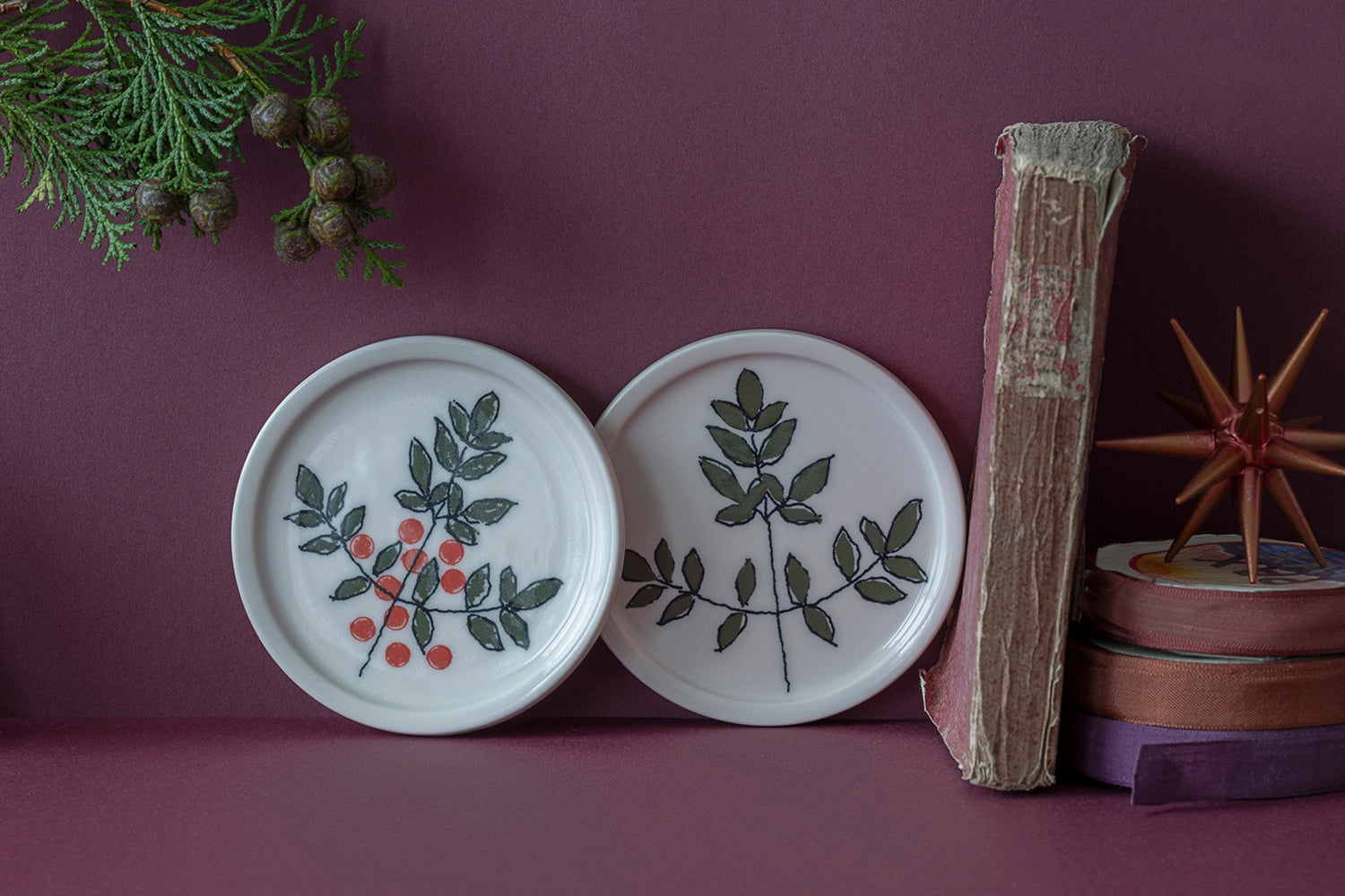 ホリデー、ニューイヤーギフトにも最適な、南天柄のスモールプレート