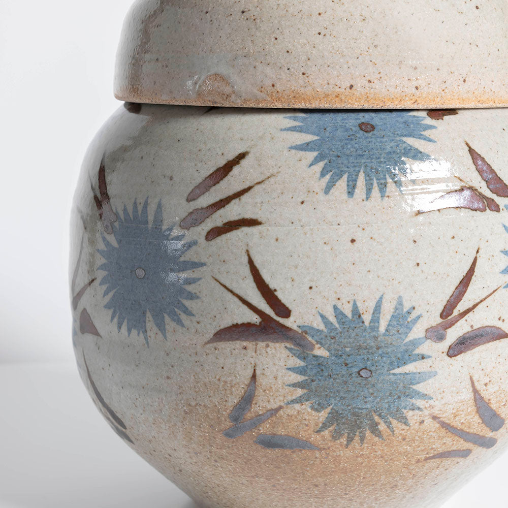 QOT × 小山路窯【佐賀県武雄産 武雄焼】和紙染花文寿壺[江口勝美