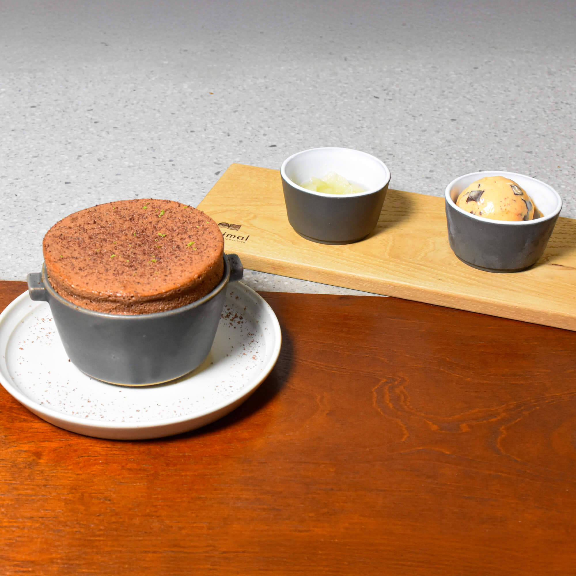 冬季限定のあつあつ出来立てスフレが登場。濃厚チョコレートを国産果実