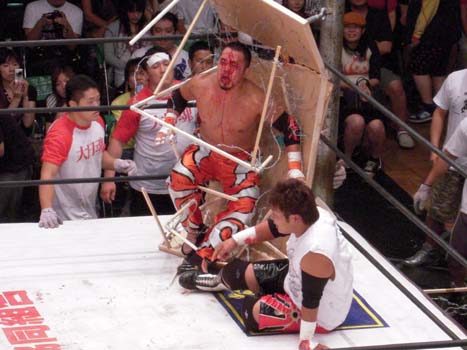 佐々木貴がシャドウWXを豪快蛍光灯KO！ デスマッチ王座挑戦権を強奪