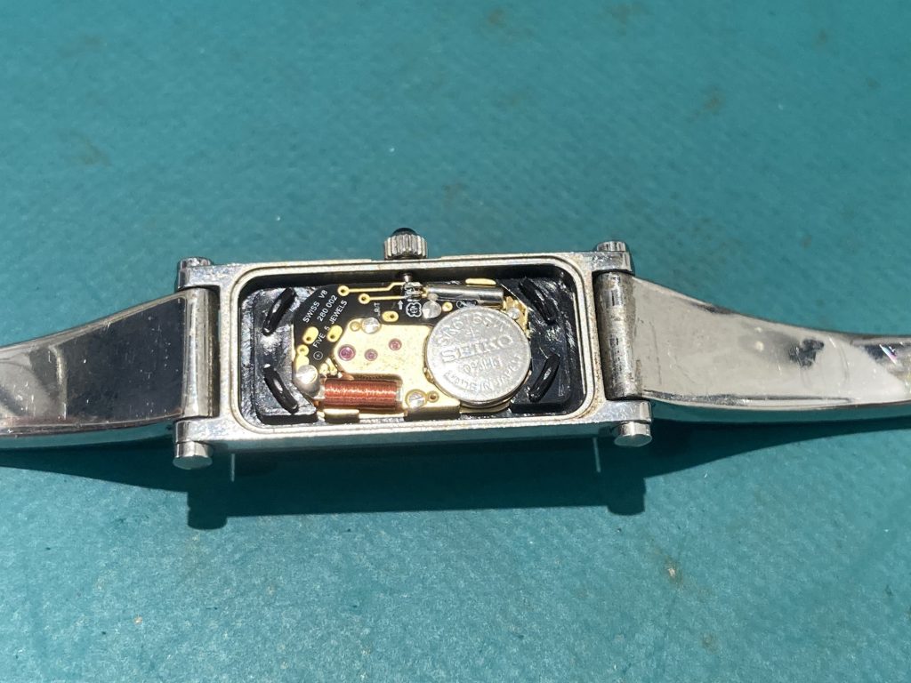 遅れるようになった GUCCI グッチ 1500Lの電池交換