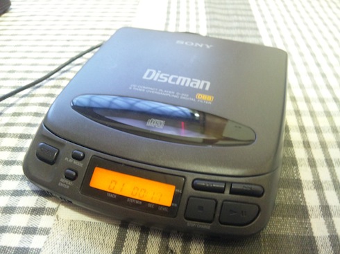 ポータブルCDプレーヤーの部屋