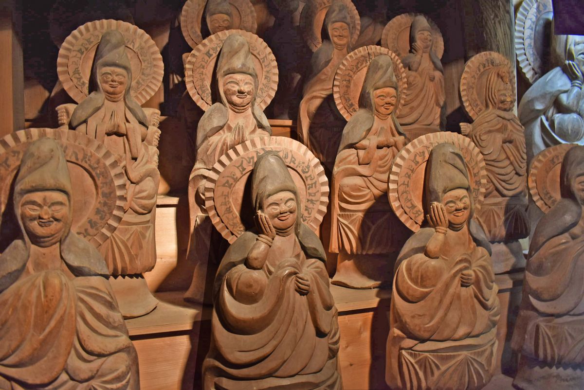 木喰上人が彫り上げた33体の観音像。木喰仏35体が圧巻の「小栗山木喰