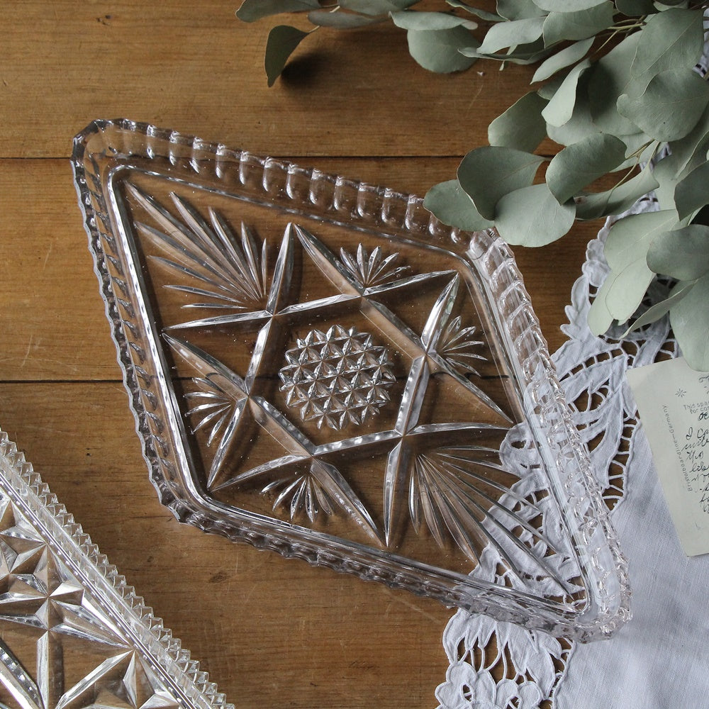 カットが美しい菱形ガラストレー イギリスアンティークガラス雑貨