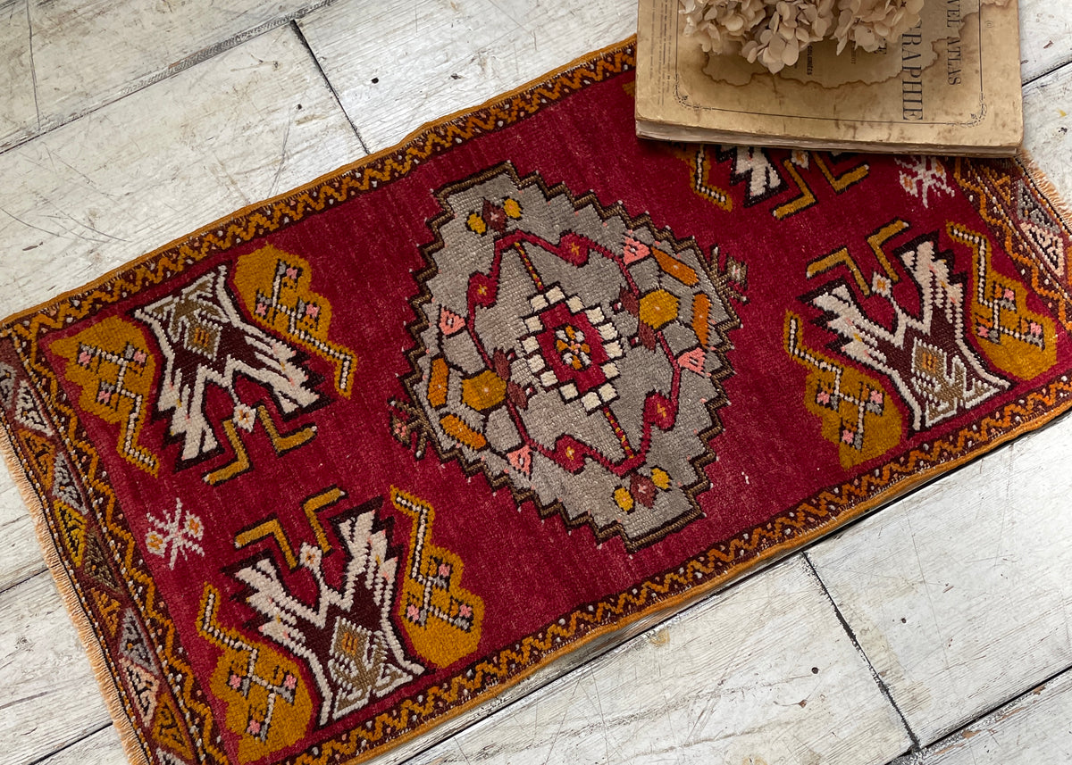 1960年代トルコ・クルシェヒルの草木染めラグ（89×48cm) ヴィンテージ