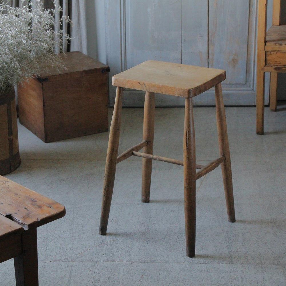 シンプルな立ち姿のハイスツール（高さ56cm） イギリスのアンティーク