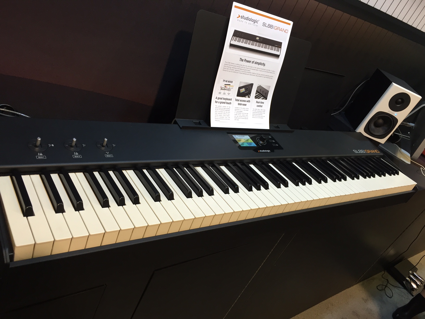 Studiologic、極上タッチのMIDIキーボード SL88 GRAND が国内でも正式