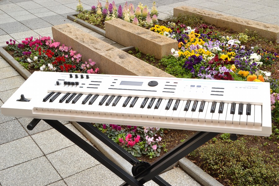徹底的に「ホワイト」！｜Roland人気シンセサイザーJUNO-DSに新色