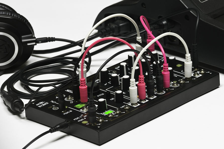 Make Noise、テーブルトップタイプのセミモジュラー・シンセサイザー
