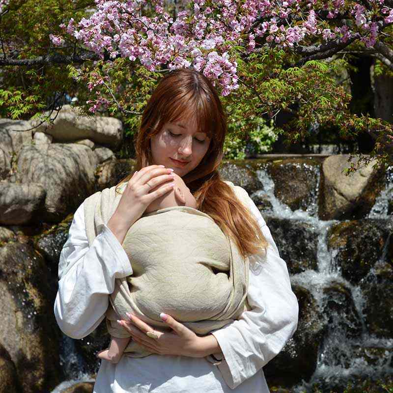 リネン素材のベビーラップ 通気性とサポート力抜群 夏も快適なトリアス