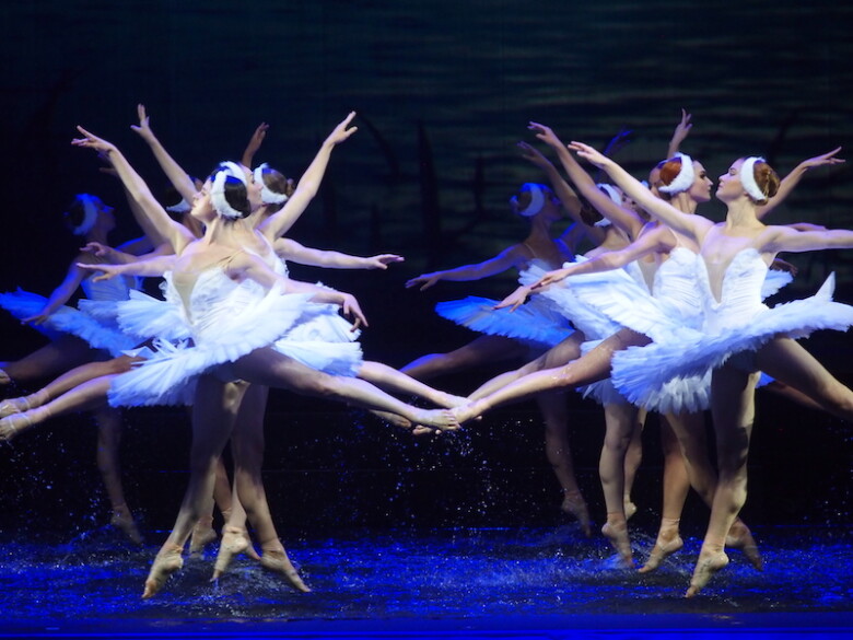 動画3分】本物の水の上で踊る「白鳥の湖」！ ウクライナ・グランド