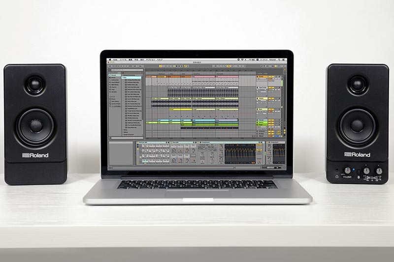 ローランド、Bluetooth搭載で約23,000円の省スペースなモニター