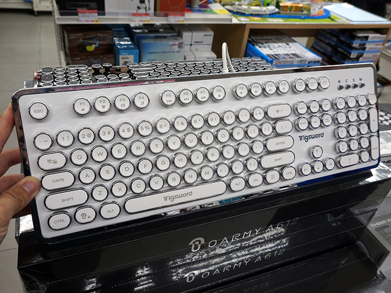 タイプライター風のゲーミングキーボードにホワイトモデルが登場