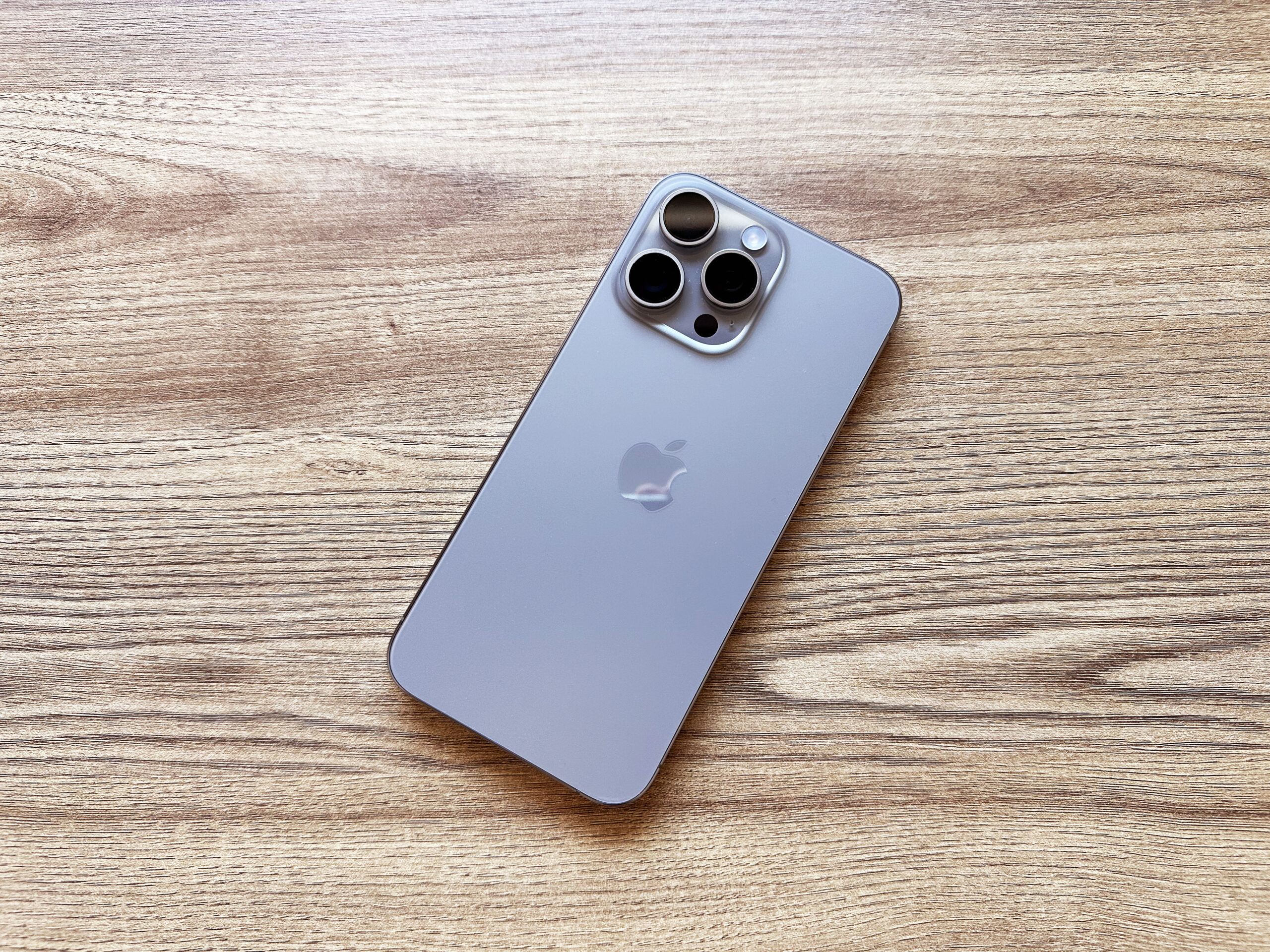 iPhone 15/15 Proシリーズで物理SIMスロットは廃止されない。国内版に