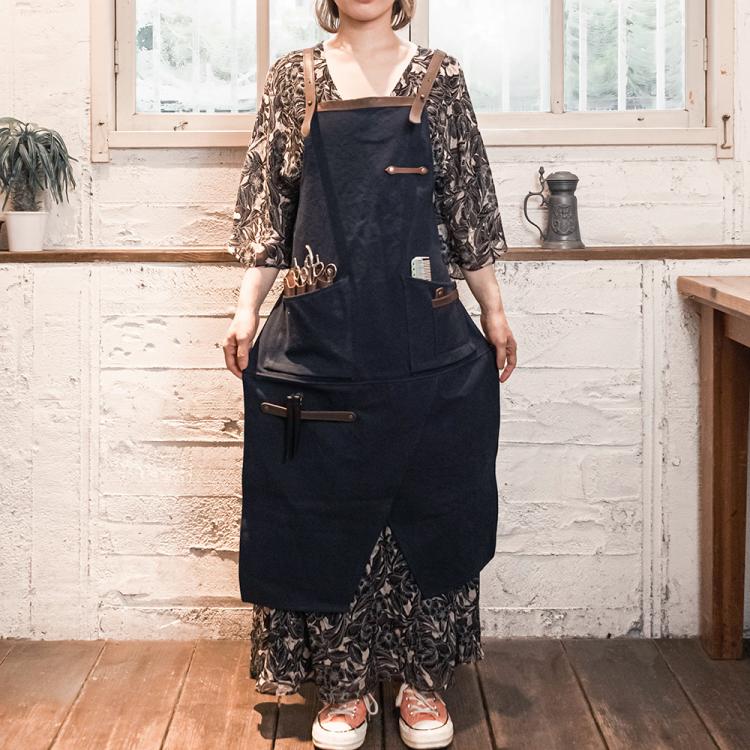ネイビーの袴エプロン