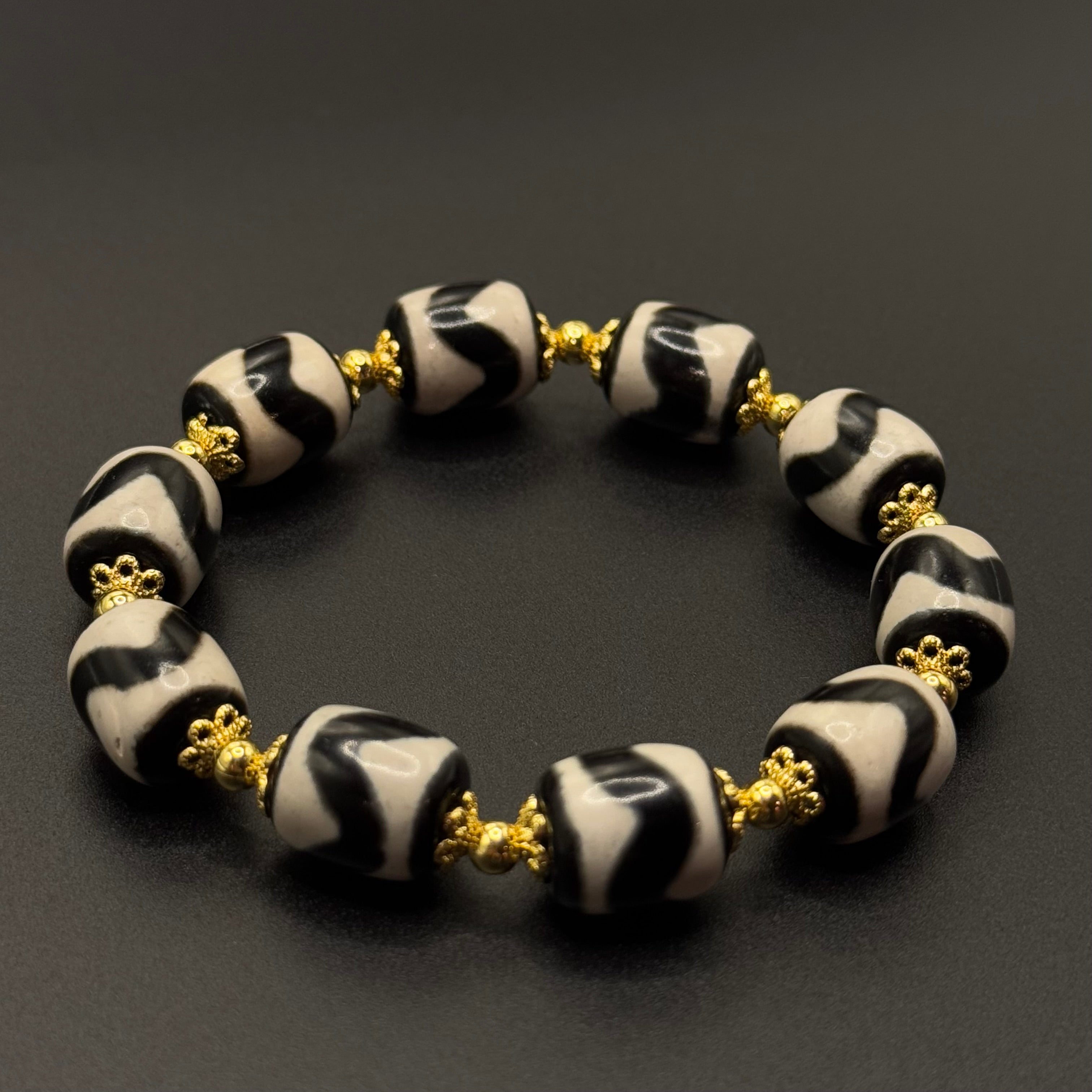Tiger Tooth Dzi Bead Bracelet（虎牙天珠手串） – BTSAN PO