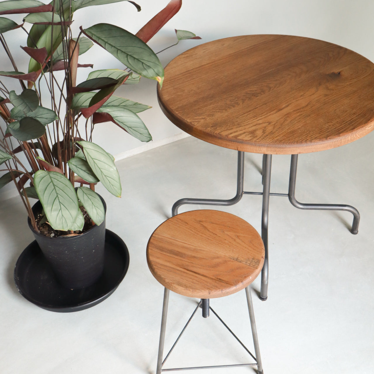 ラウンドテーブル | オーダーメイドのアイアン家具を中心に数多くの