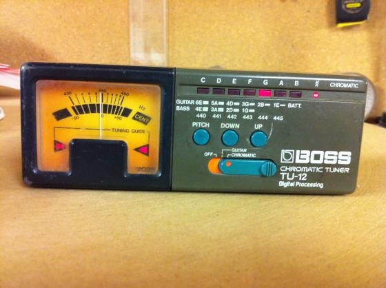 今でも人気のギターチューナー BOSS CHROMATIC TUNER TU-12 | 奥村健治