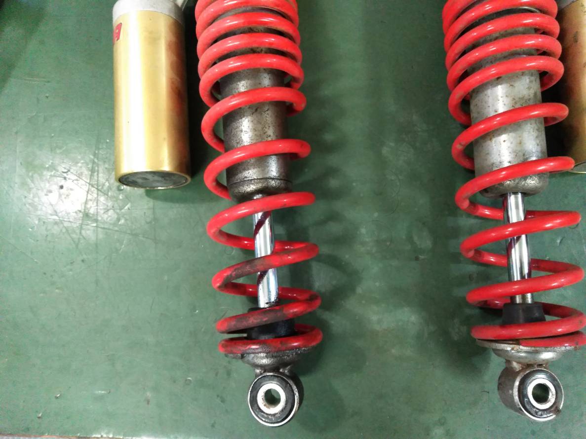 CB400SFのリアショック オイル漏れ修理 | johnny's factory