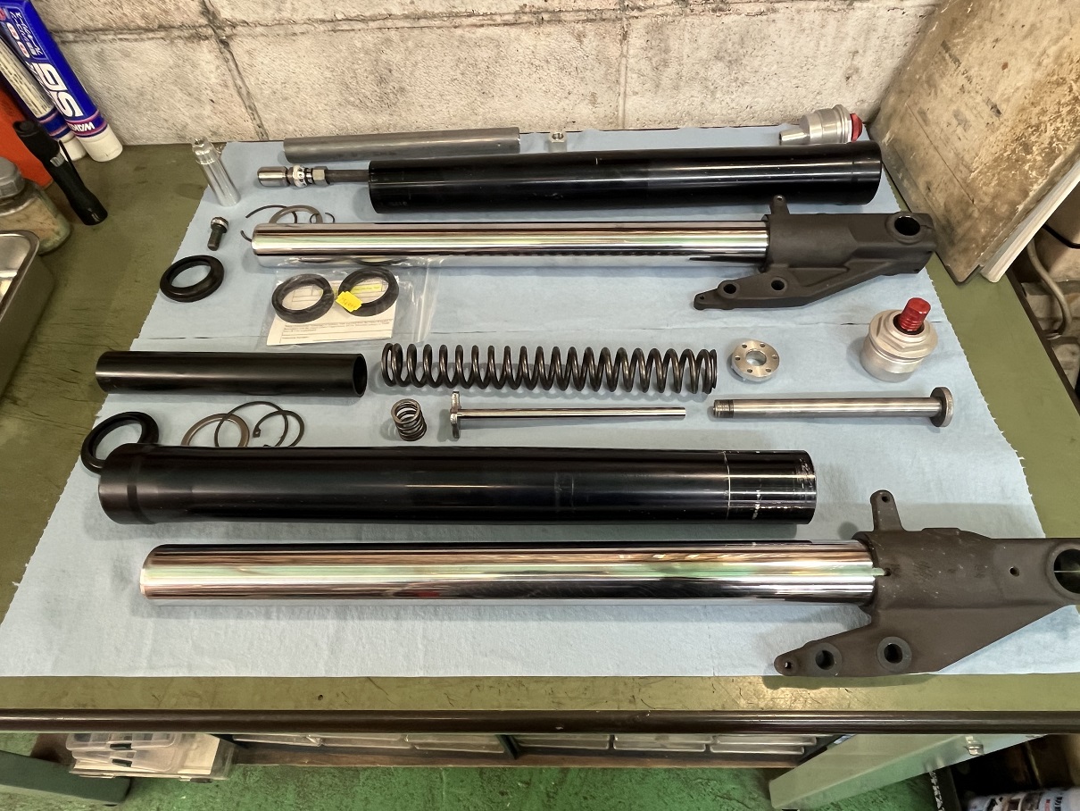 アプリリア RS250 フロントフォークのオイル漏れ修理 | johnny's factory