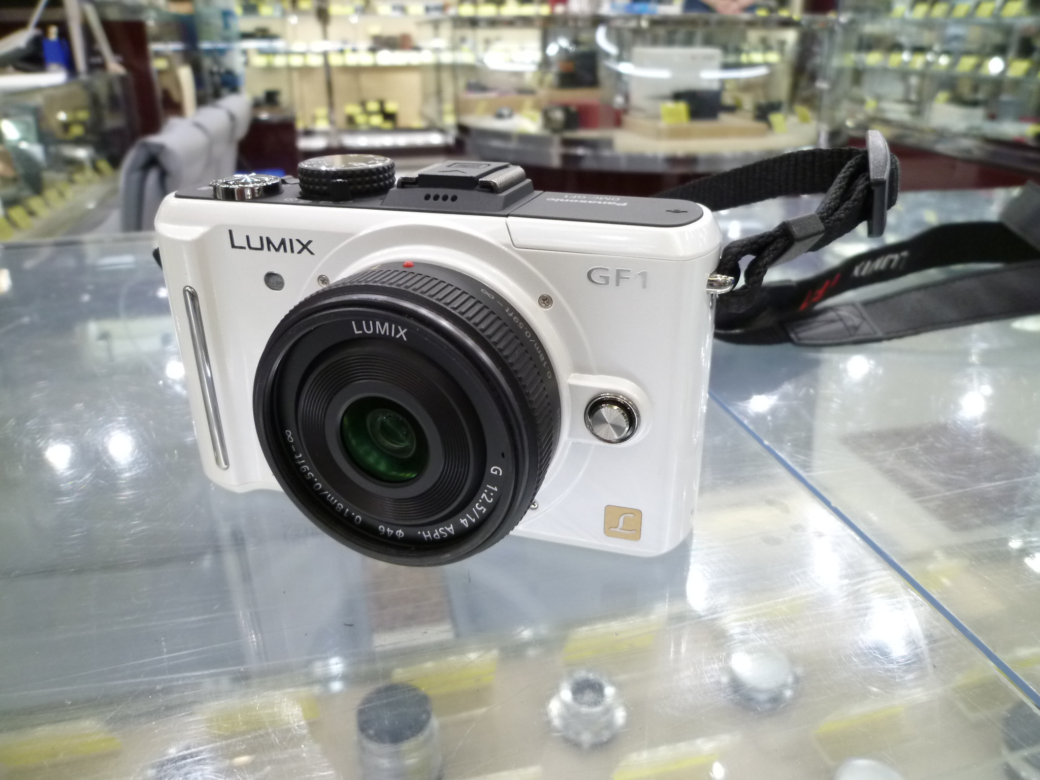 もはやコンデジのサイズ感！ミラーレス一眼「LUMIX GF1」