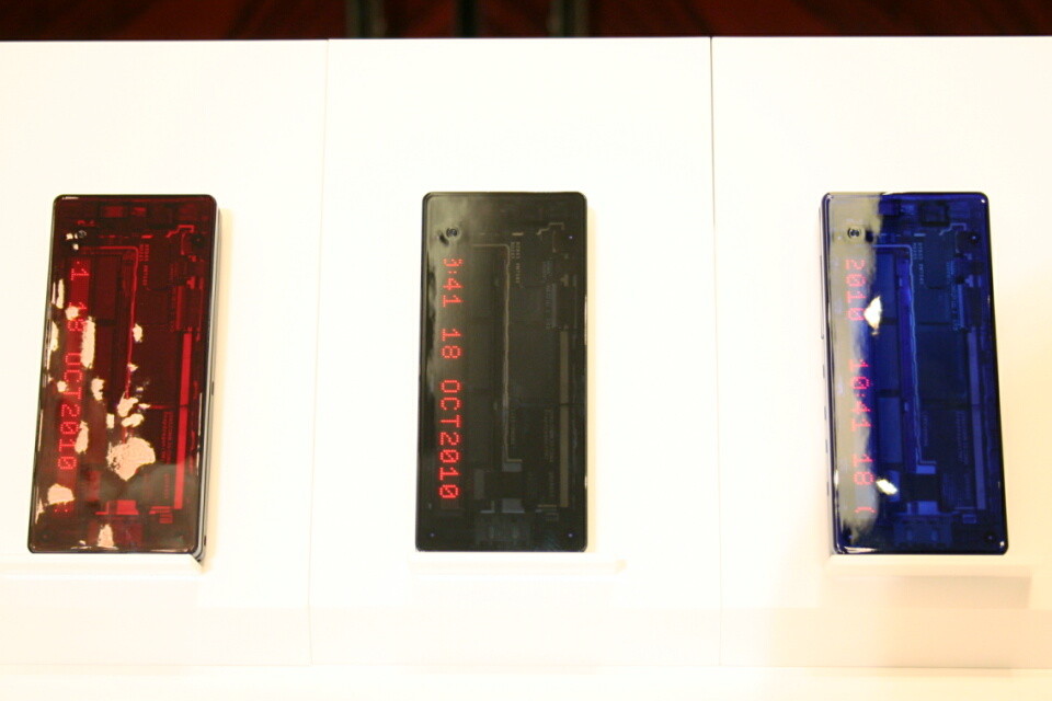 かつてのスケルトンケータイとはここが違う！au、iidaブランド「X-RAY