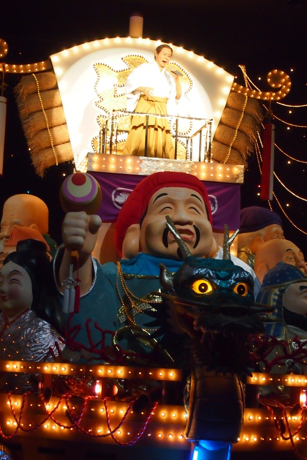 メカさぶちゃんが歌い、龍が白煙を吐く！函館の「北島三郎記念館」は