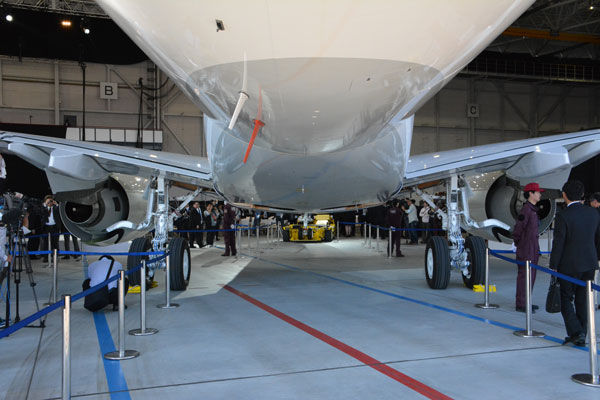 フォトレポート】国産旅客機「MRJ」ロールアウト式典 厳選写真24枚