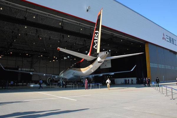 フォトレポート】国産旅客機「MRJ」ロールアウト式典 厳選写真24枚