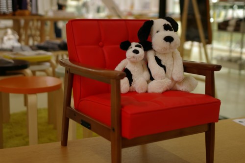 カリモク60 Kチェアミニに限定100台でリミテッドカラーが登場！ – LT