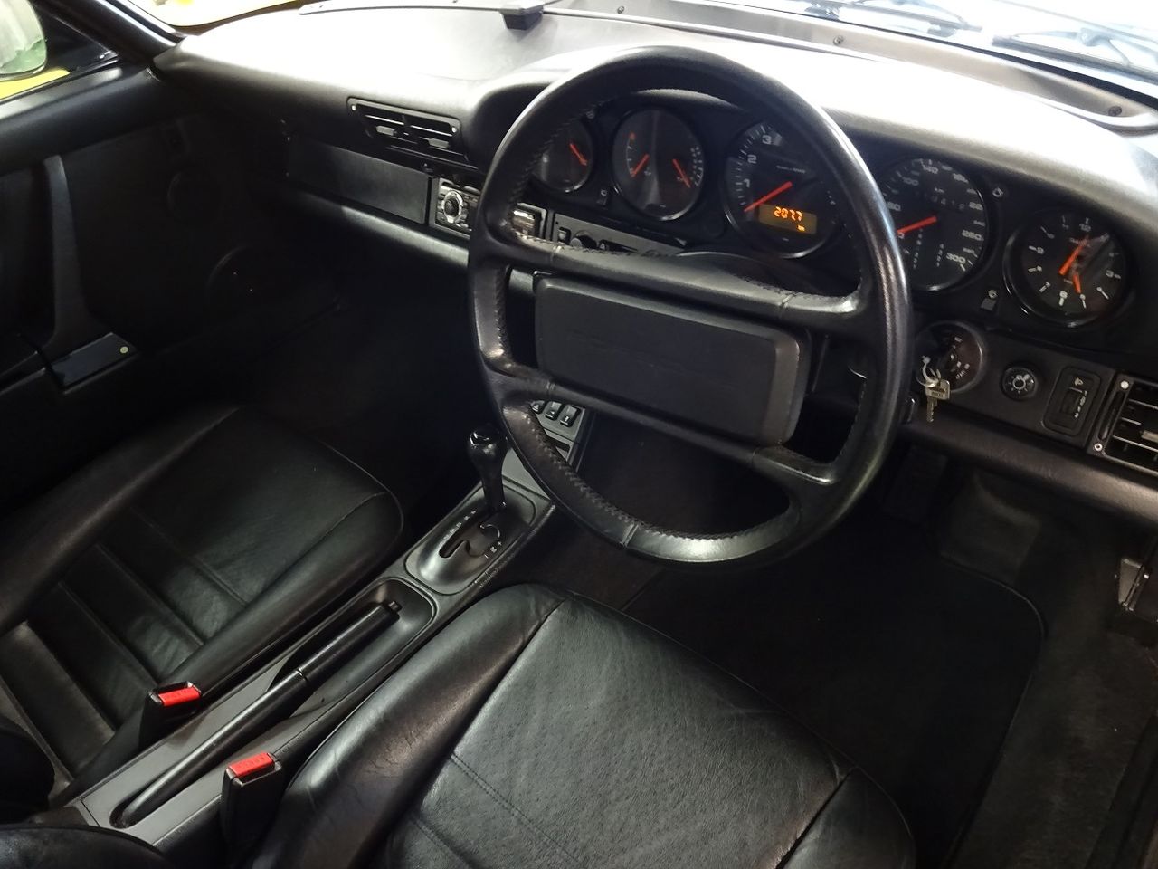 イイとこ取りのポルシェです（964右ハンドル） - ガレージJ