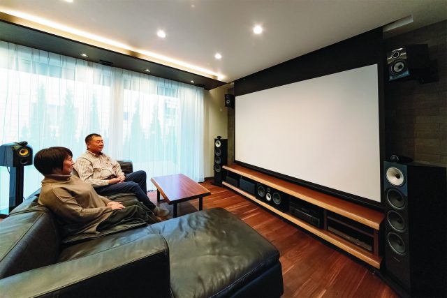 リビングシアターCASE43夢の“スピーカーに囲まれたリビング”を叶えた