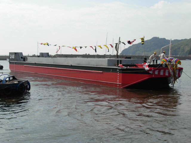 はしけ・バージ | 製品・実績 | 本瓦造船株式会社