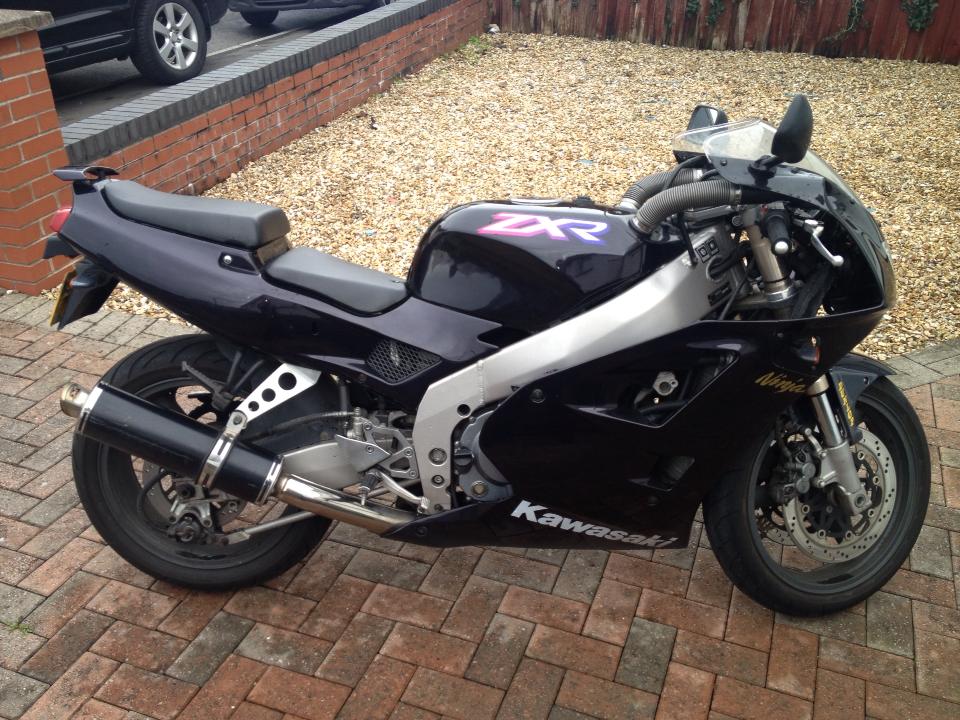 My new (to me) bike! A ZXR 400 L9 Official UK model. : r/bikesgonewild