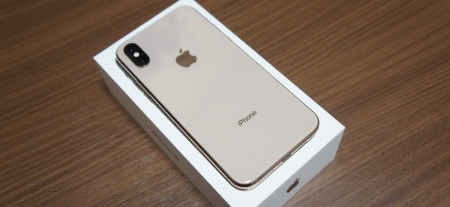iPhone XS」開封の様子を写真で確認。新色ゴールドはギラつかず