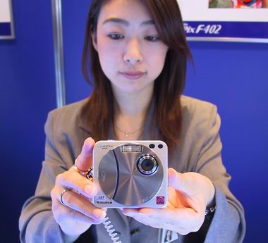 Mobile：富士写、スタイリッシュで高性能な小型デジカメ「FinePix F402」