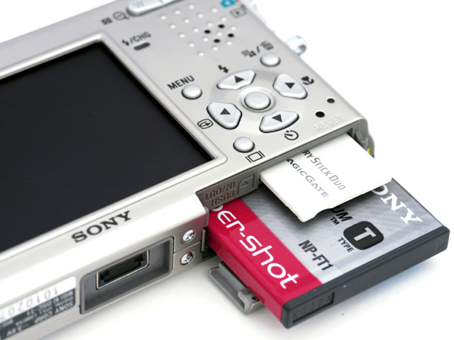 PCUPdate：ソニーが作った大人の薄型コンパクト――サイバーショット DSC-T1