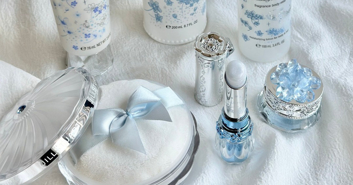 ジルスチュアートの「サムシングピュアブルー」が2025年も登場！ 透明