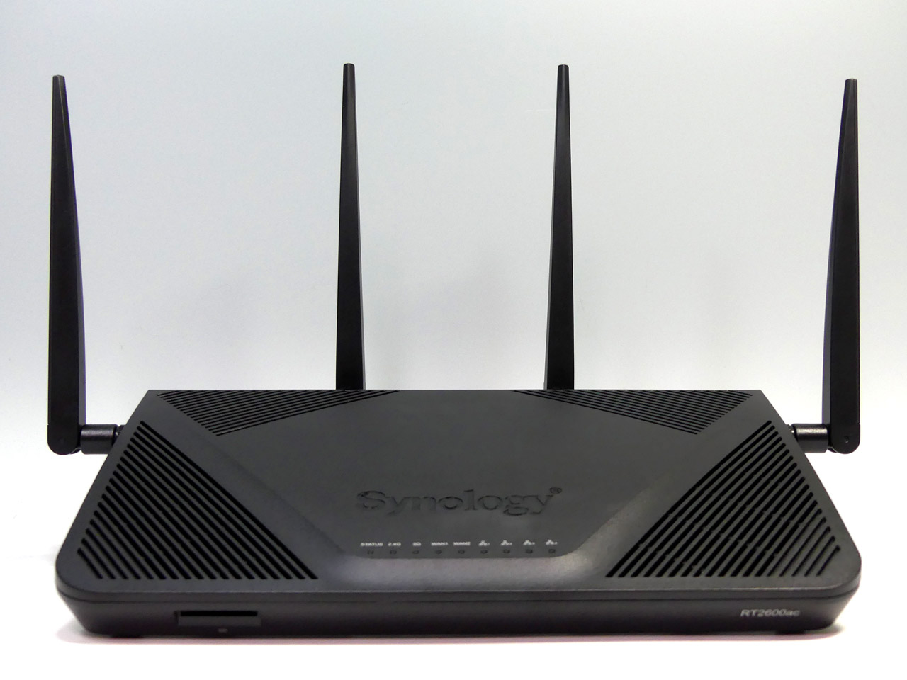 清水理史の「イニシャルB」】 Synologyらしさ全開の無線LANルーター