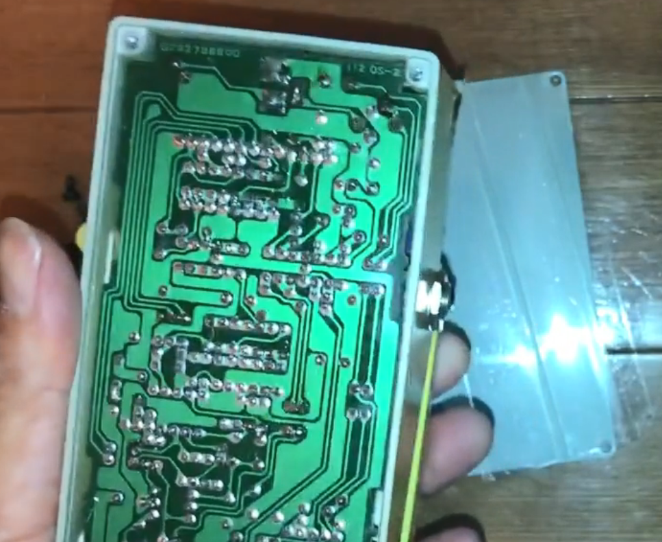 BOSSの歪みエフェクターOS-2のツマミのガリを直してみた