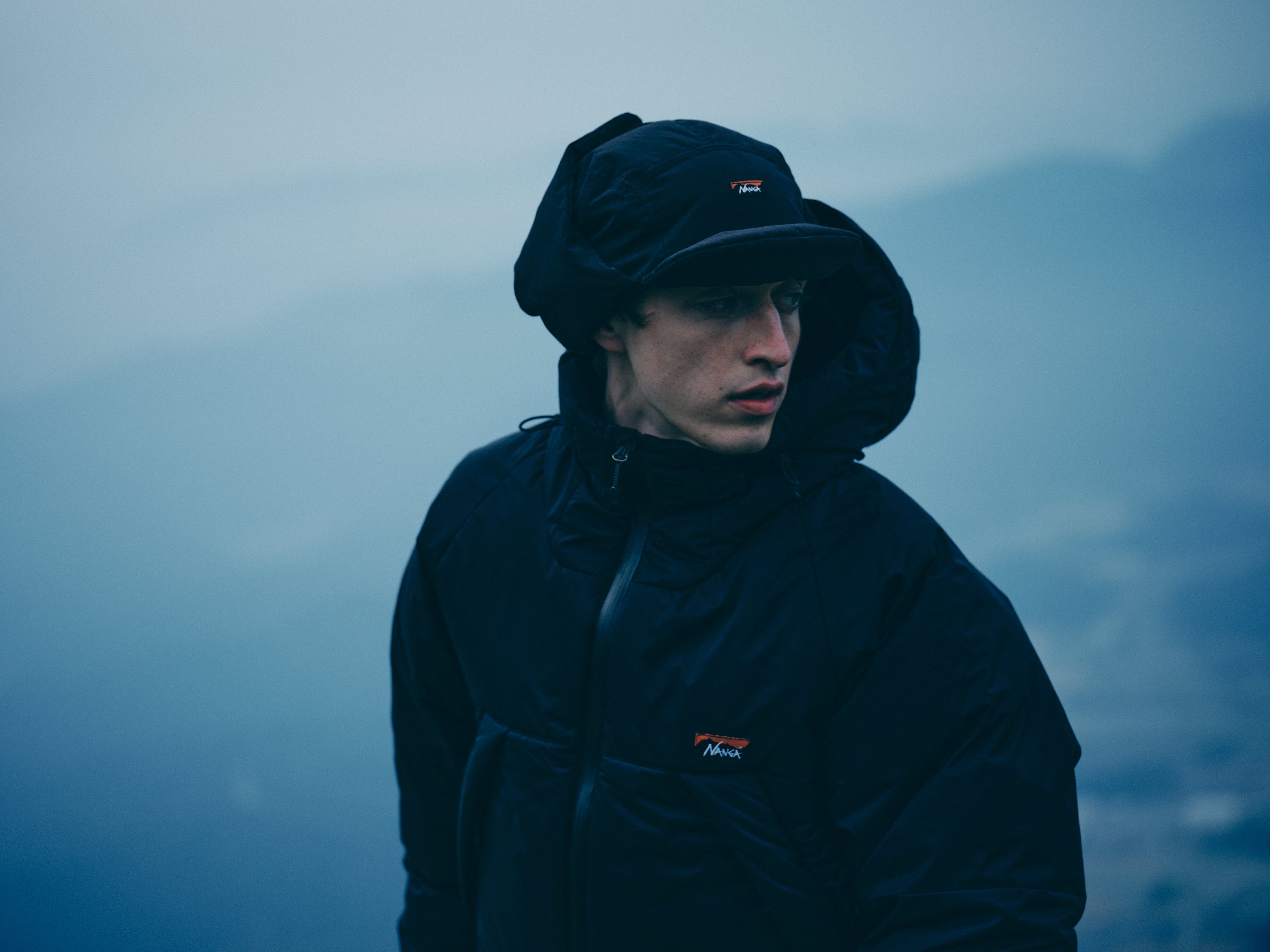 伊吹山の力強さをまとう、オーロラダウンジャケット”IBUKI” – NANGA