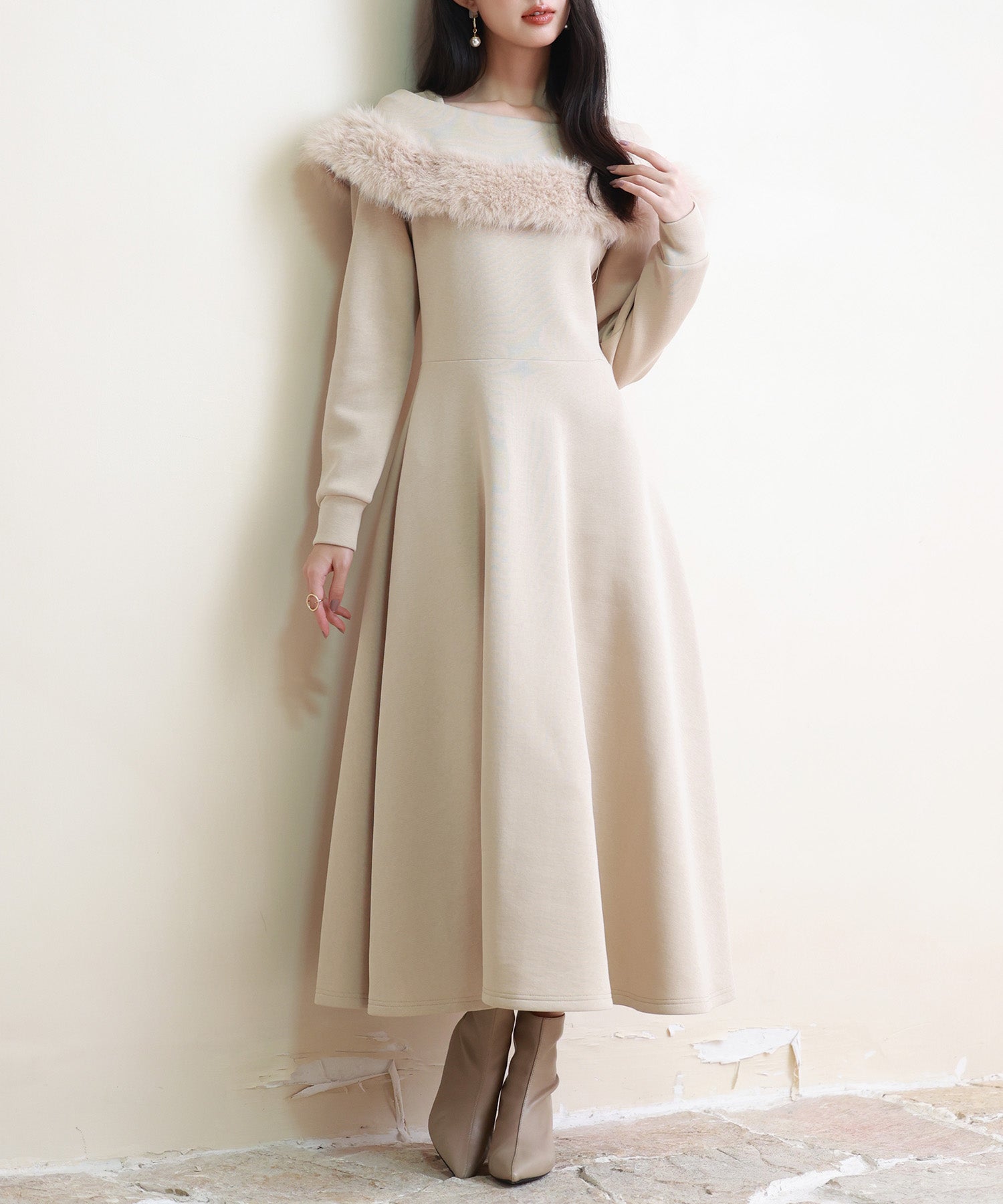 ファー付きケープ風ロングフレアワンピース ベージュ – [公式]SAISON