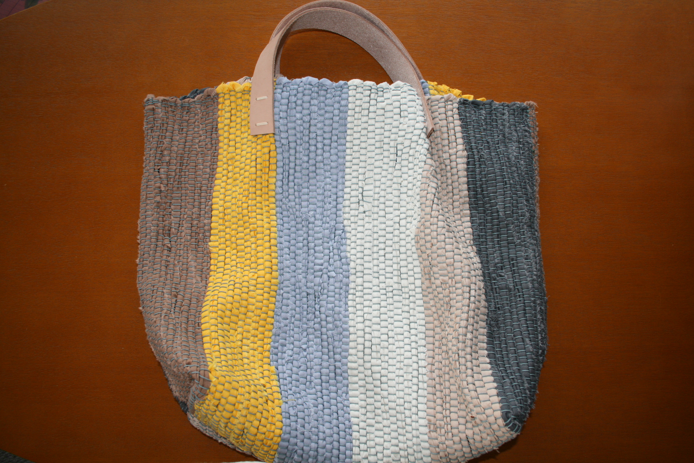 裂き織りバッグ: 心地よい暮らし