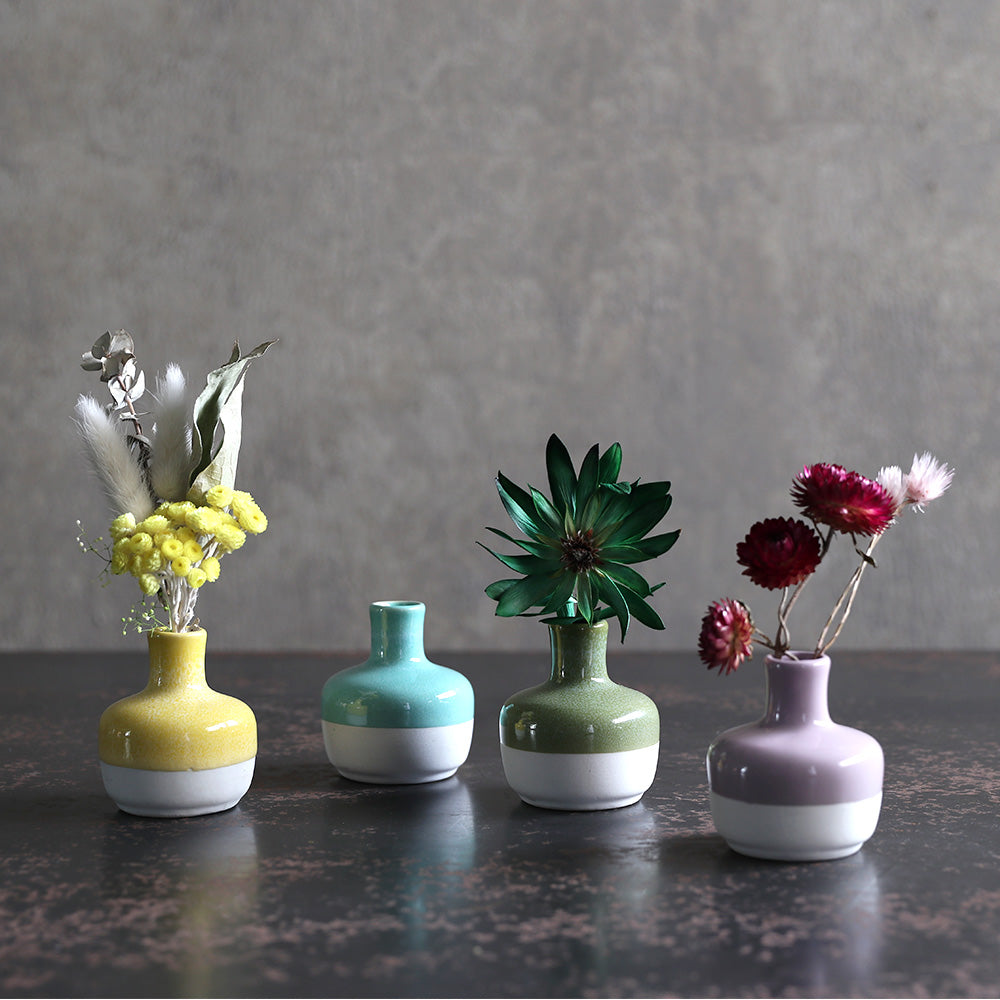 シンプルな花も華やかに彩る、明るいトーンの一輪挿し Bron Choco