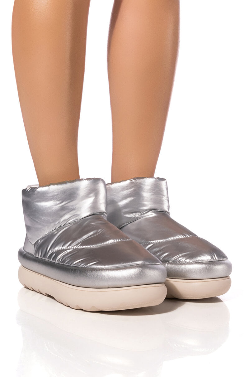 UGG CLASSIC MAXI MINI IN SILVER – AKIRA