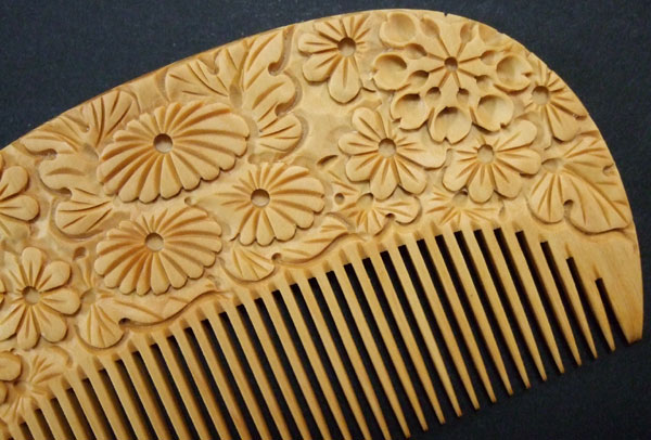 彫の花櫛（つげ櫛） 菊｜つげ櫛（柘植櫛・黄楊櫛 国産さつまつげ製つげ櫛）