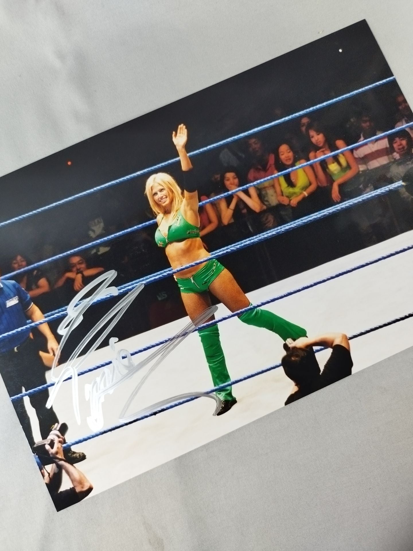 トリー・ウィルソン 直筆サイン入り大判生写真(A-1) – 闘道館