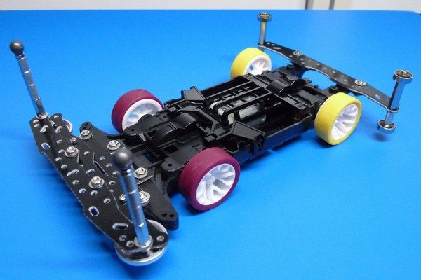 ロングノーズなローラーセッティングでミニ四駆を仮組中。ポール