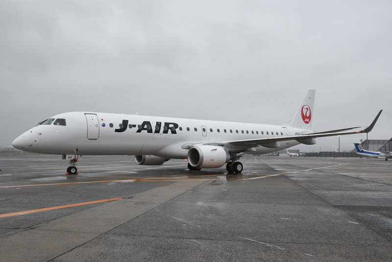 日本初就航した、J-AIRの新型機「エンブラエル 190」就航初便