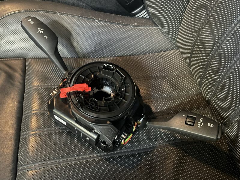 ステアリングコラムスイッチ機能の突然死/BMW M5 - UG メンテナンス工場